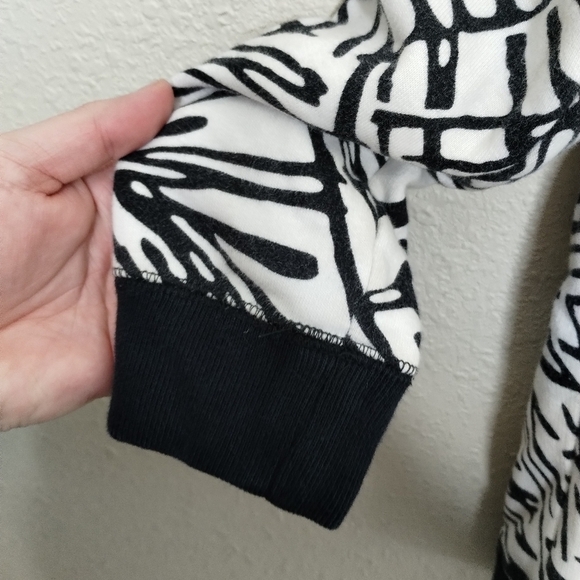 Nike Rally BF Sweatshirt Black White Abstract Women's size Small 726039-010 - Picture 3 of 7